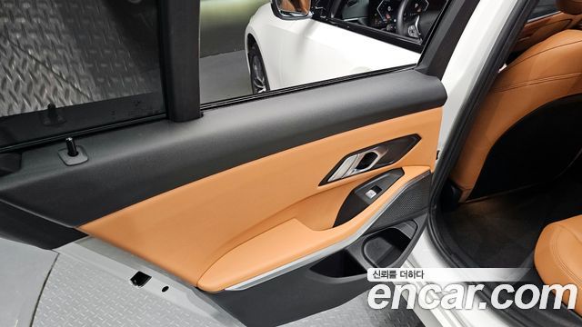 BMW 3-Series 320i