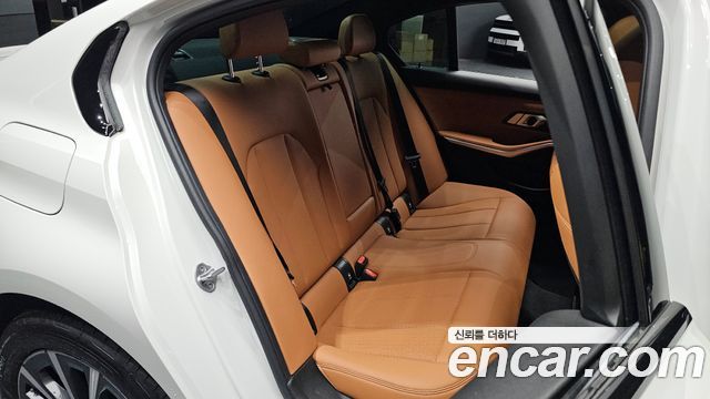 BMW 3-Series 320i