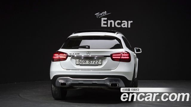 Mercedes-Benz GLA-Class GLA220 Premium