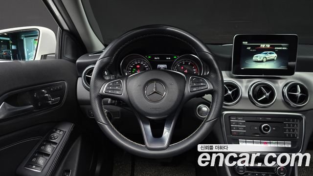 Mercedes-Benz GLA-Class GLA220 Premium