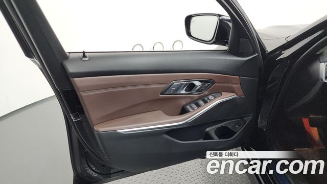 BMW 3-Series 320i Touring Luxury