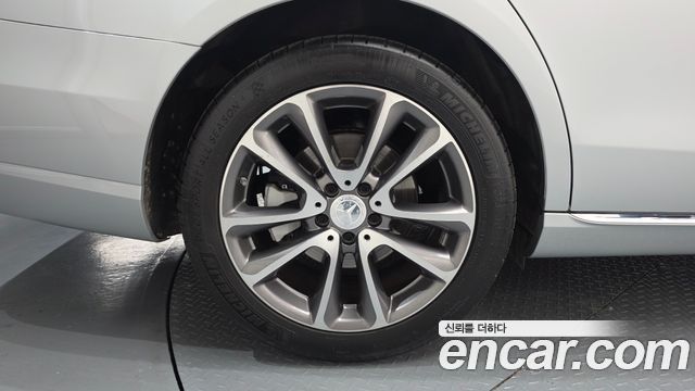 Mercedes-Benz E-Class E300 4MATIC Avnatgarde