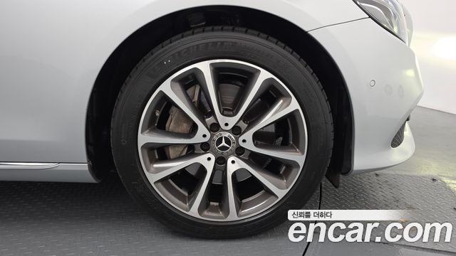 Mercedes-Benz E-Class E300 4MATIC Avnatgarde