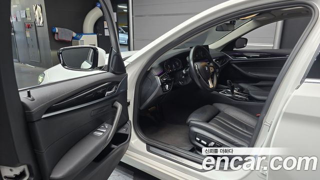 BMW 5-Series 520i Luxury