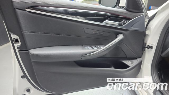 BMW 5-Series 520i Luxury