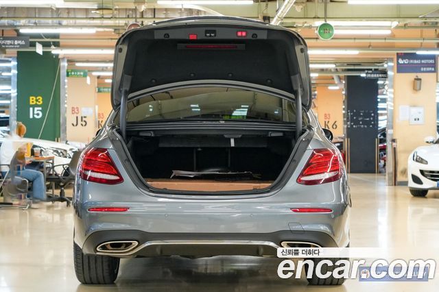 Mercedes-Benz E-Class E300 4MATIC AMG Line
