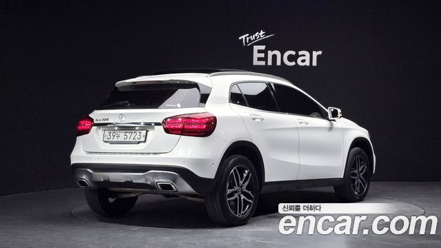 Mercedes-Benz GLA-Class GLA220 Premium