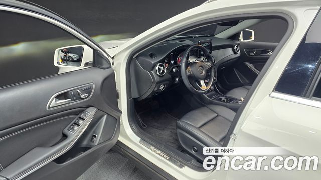 Mercedes-Benz GLA-Class GLA220 Premium