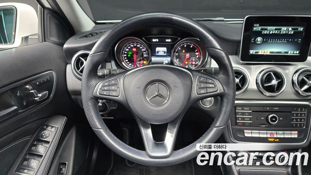 Mercedes-Benz GLA-Class GLA220 Premium