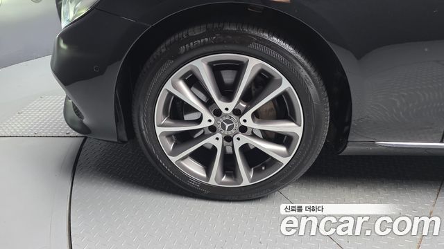 Mercedes-Benz E-Class E300 4MATIC Avnatgarde