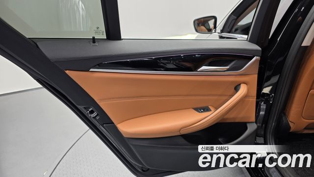 BMW 5-Series 520i Luxury