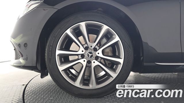 Mercedes-Benz E-Class E300 4MATIC Avnatgarde