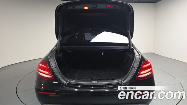 Mercedes-Benz E-Class E300 4MATIC Avnatgarde