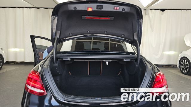 Mercedes-Benz E-Class E300 4MATIC Avnatgarde