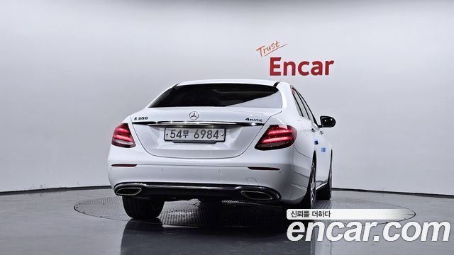 Mercedes-Benz E-Class E300 4MATIC Avnatgarde