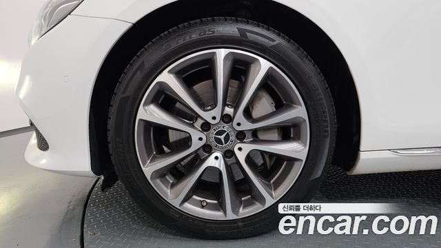 Mercedes-Benz E-Class E300 4MATIC Avnatgarde
