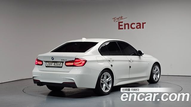 BMW 3-Series 330i M Sport Shadow