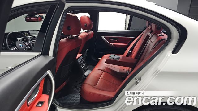 BMW 3-Series 330i M Sport Shadow