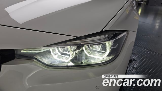 BMW 3-Series 330i M Sport Shadow
