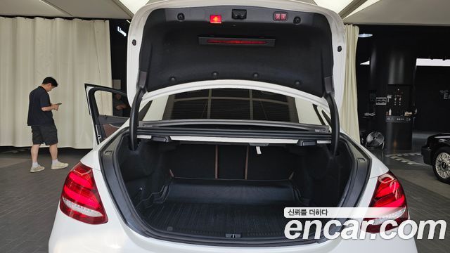 Mercedes-Benz E-Class E300 4MATIC Avnatgarde