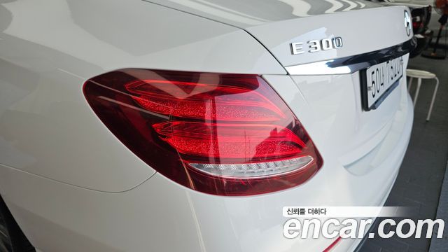 Mercedes-Benz E-Class E300 4MATIC Avnatgarde