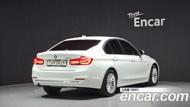 BMW 3-Series 320i Luxury