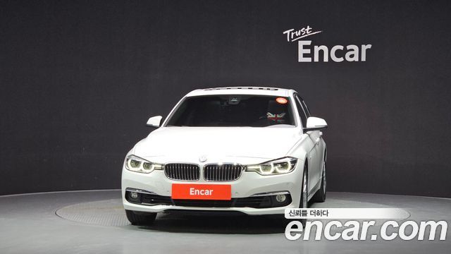 BMW 3-Series 320i Luxury