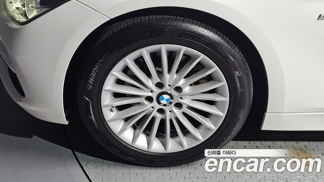 BMW 3-Series 320i Luxury