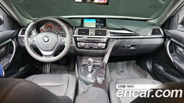 BMW 3-Series 320i Luxury