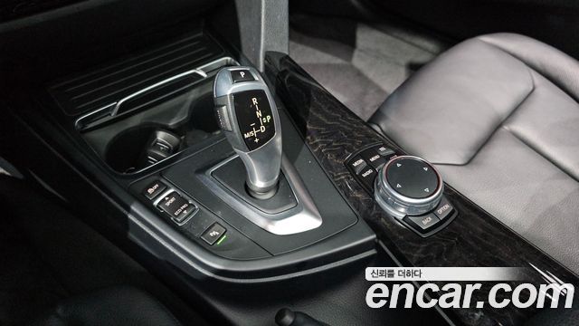 BMW 3-Series 320i Luxury