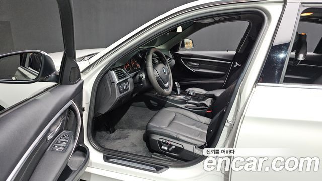 BMW 3-Series 320i Luxury