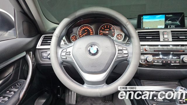 BMW 3-Series 320i Luxury