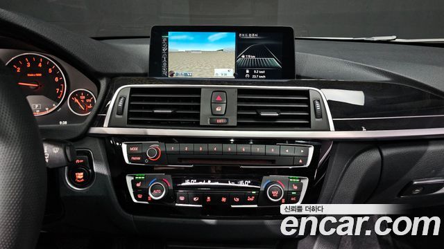 BMW 3-Series 320i Luxury