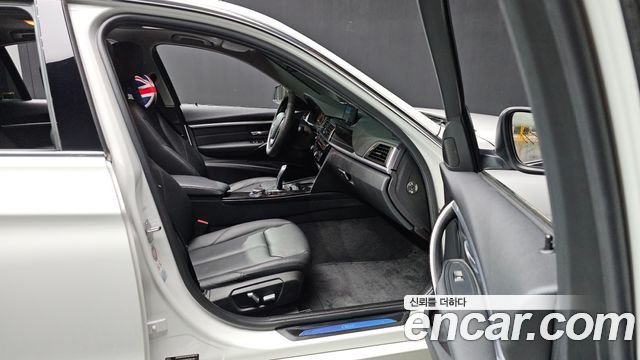BMW 3-Series 320i Luxury