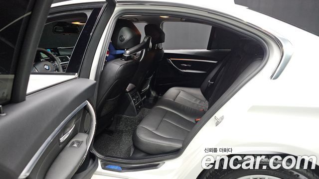 BMW 3-Series 320i Luxury