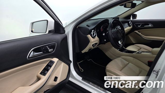 Mercedes-Benz GLA-Class GLA220 Premium