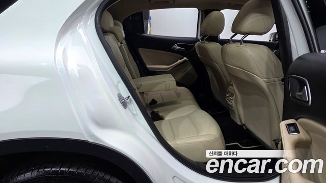 Mercedes-Benz GLA-Class GLA220 Premium