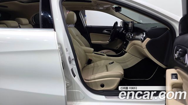 Mercedes-Benz GLA-Class GLA220 Premium