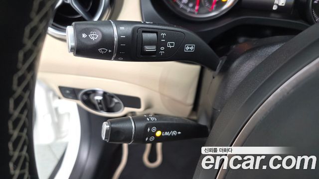 Mercedes-Benz GLA-Class GLA220 Premium