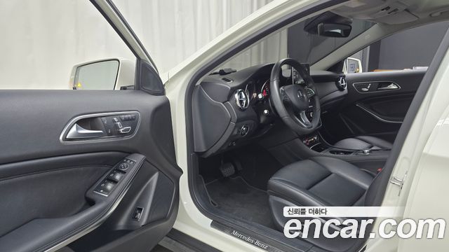 Mercedes-Benz GLA-Class GLA220