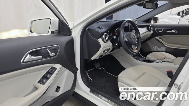 Mercedes-Benz GLA-Class GLA220 Premium