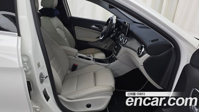 Mercedes-Benz GLA-Class GLA220 Premium