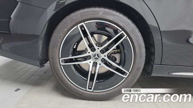 Mercedes-Benz E-Class E300 4MATIC AMG Line