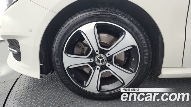 Mercedes-Benz B-Class B220