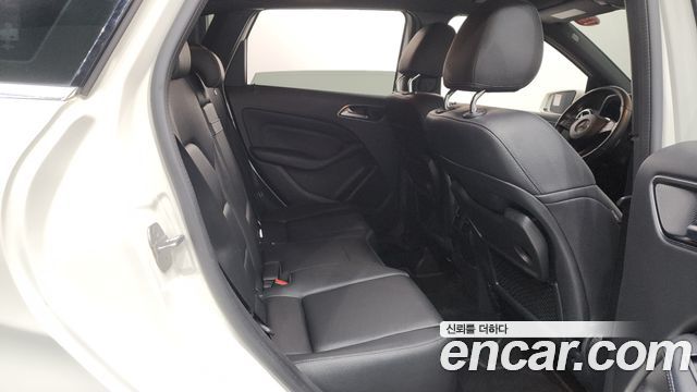 Mercedes-Benz B-Class B220