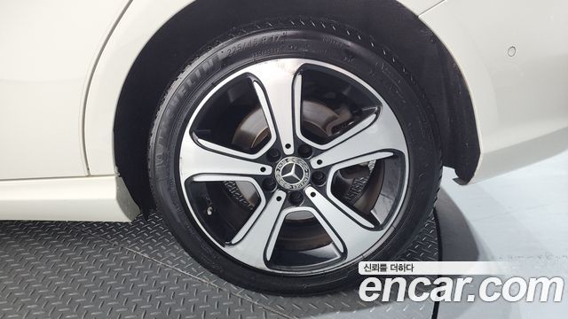 Mercedes-Benz B-Class B220