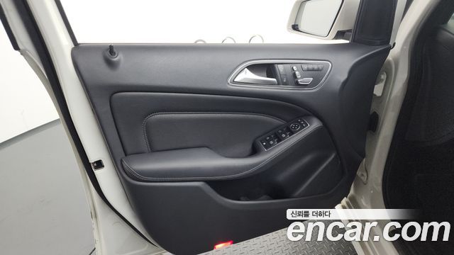 Mercedes-Benz B-Class B220