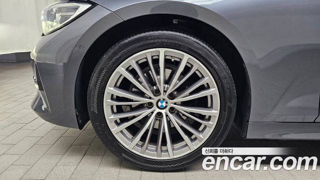 BMW 3-Series 320i Luxury