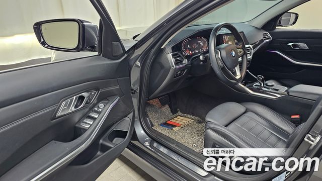 BMW 3-Series 320i Luxury