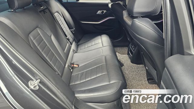 BMW 3-Series 320i Luxury
